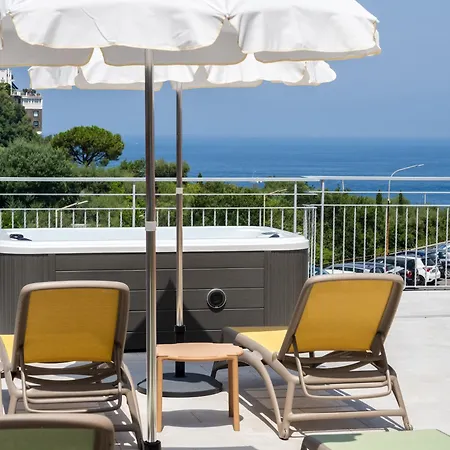 Futura Funky House - De Vivo Realty Apartment